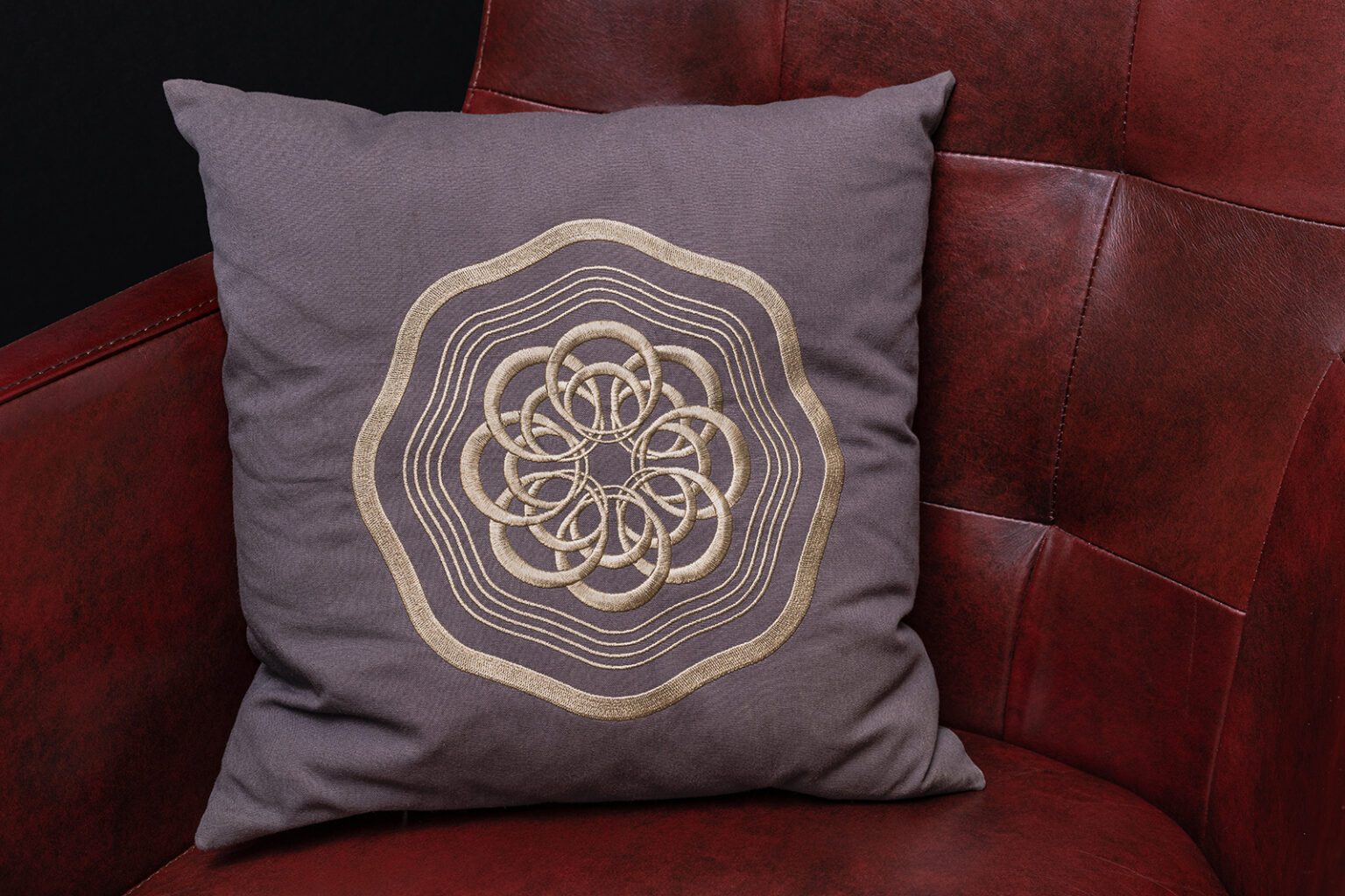 Give away – besticktes Kissen mit dem Logo der Firma Designfaktum